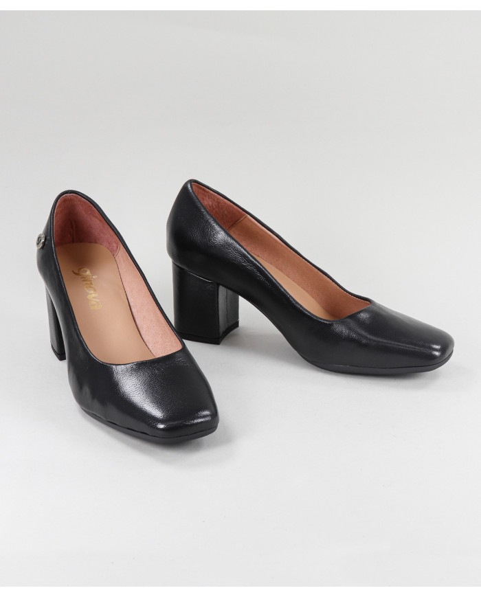 Black Shoes of Lady Ginova in Skin