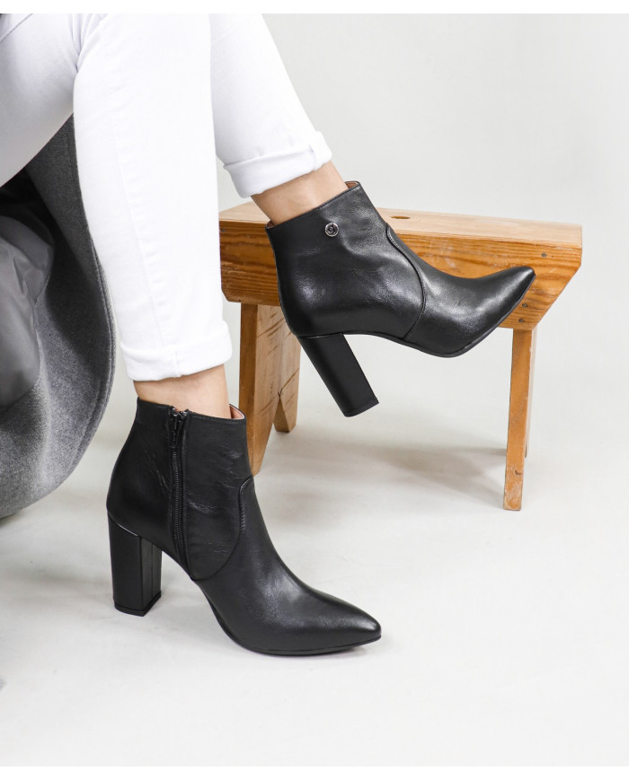 Maria Ginova Botas con Fecho