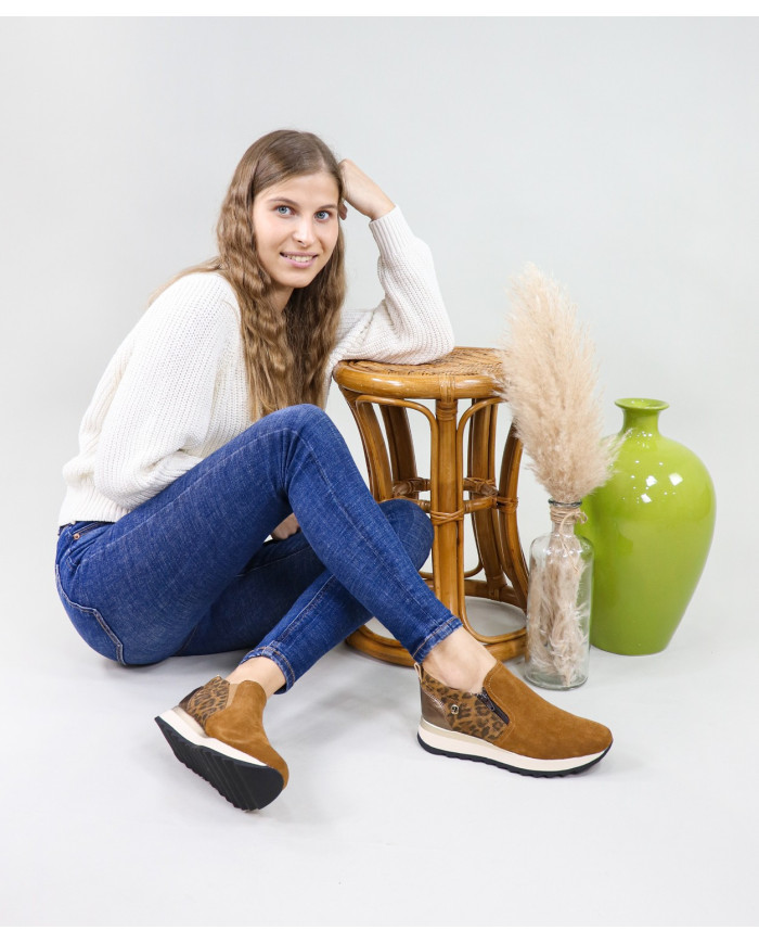 Lady Ginova shoes with Close on the Lateral