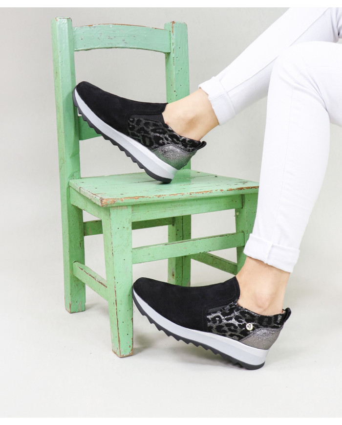 Lady Ginova shoes with Close on the Lateral