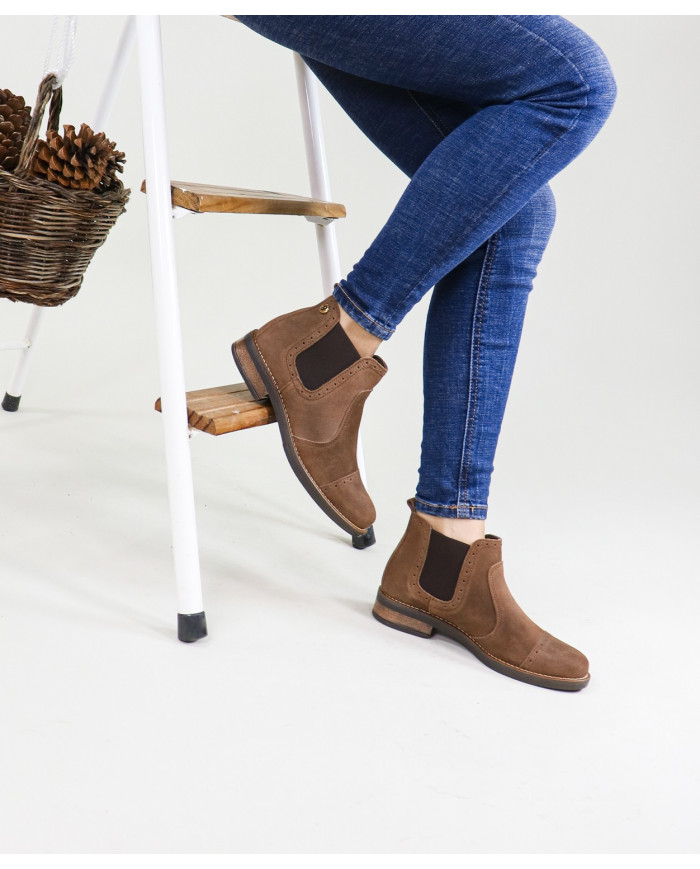 Ms. Ginova Boots with Seams