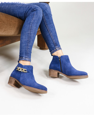 La señora Ginova botas con cadenas