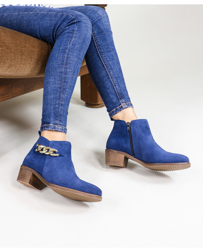 La señora Ginova botas con cadenas