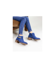 La señora Ginova botas con cadenas