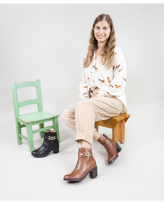 La señora Ginova botas con cadenas