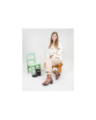 La señora Ginova botas con cadenas