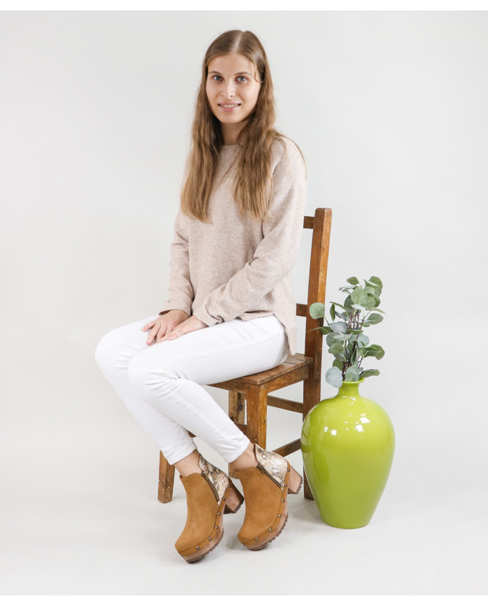 Women's Ginova Boots with Closes on the Laterals