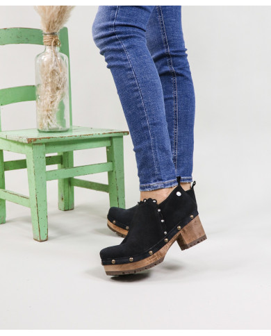 Botins de Senhora com Sola de Madeira e Tachas