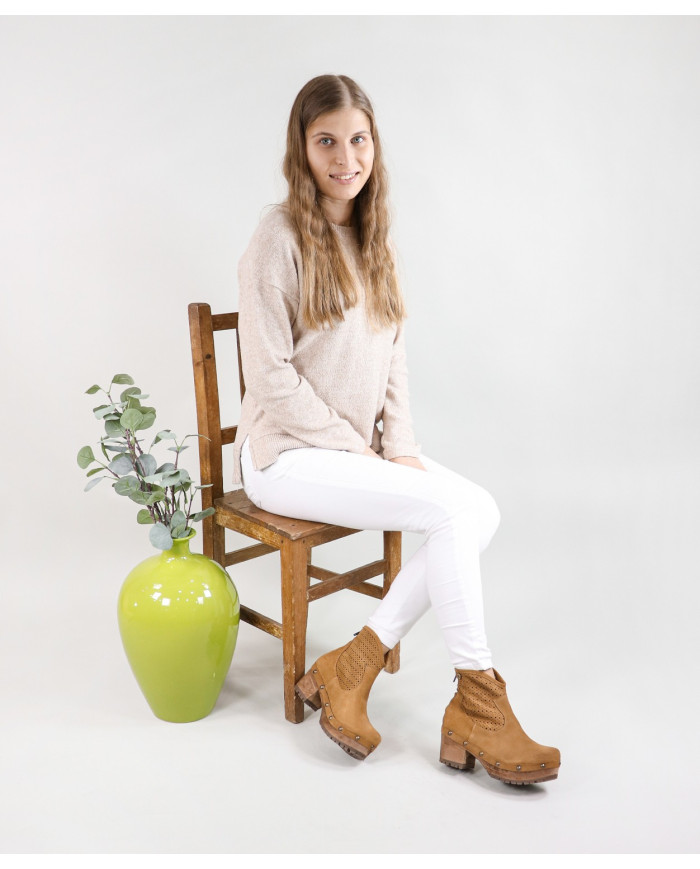 Botas de Senhora Ginova Perforated with Wood Sole