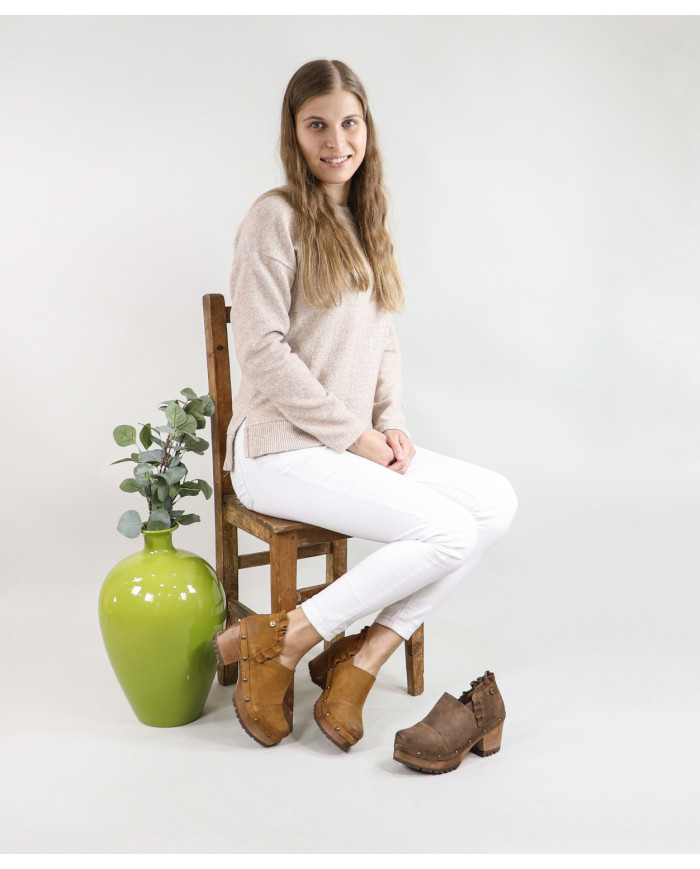 Buttons by Senhora Ginova in Tacão Madeira