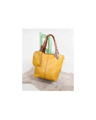 Bolso de la señora amarilla con bolsa