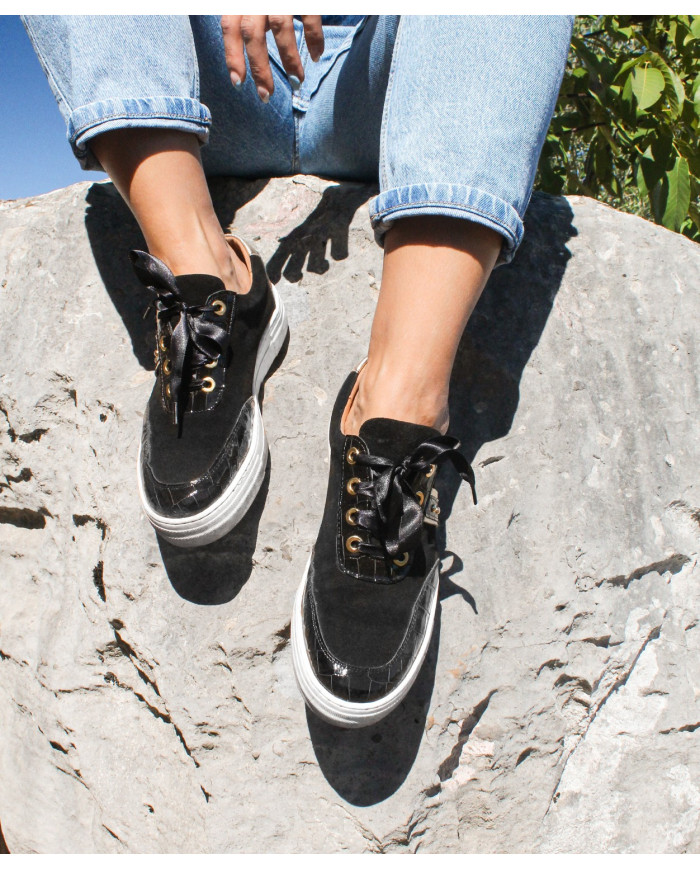 Lady Ginova shoes with Details in Golden