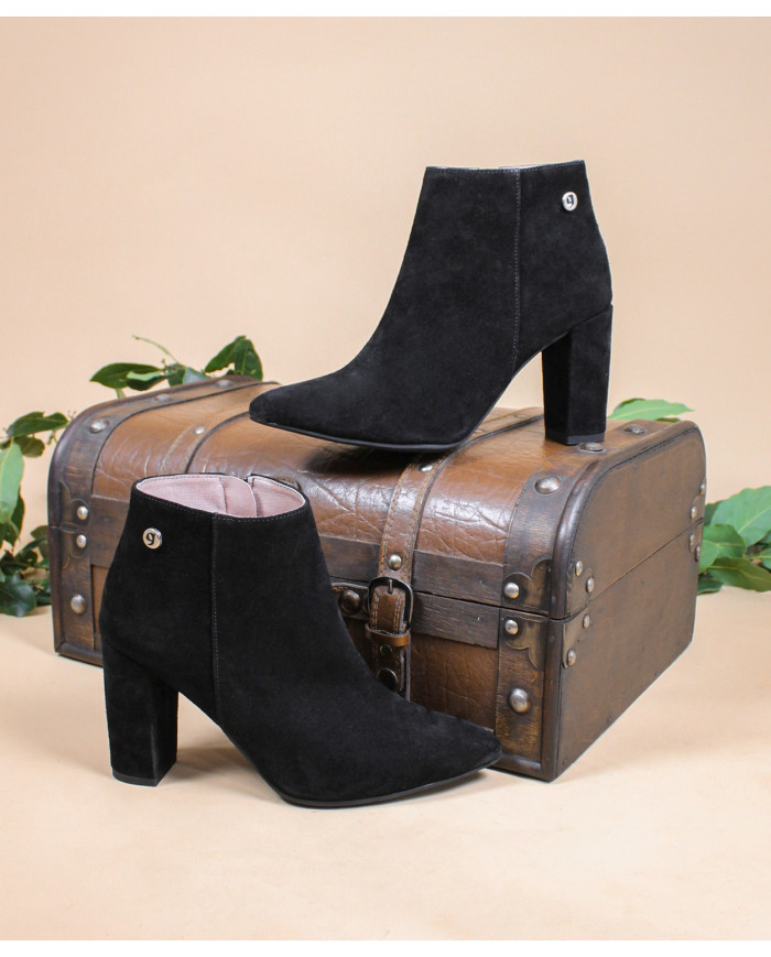 High Heel Boots of Lady Ginova with Clasp