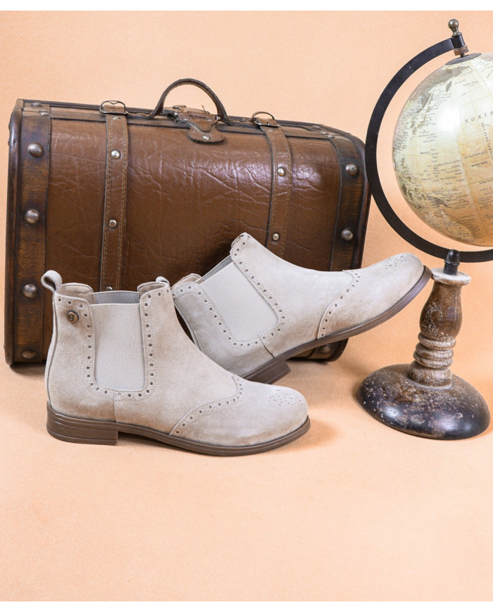 Madonna Ginova's Boots with Elastics on the Laterals