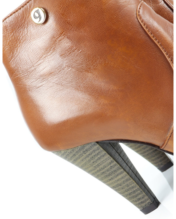 Botas Camel de Salto Alto Ginova em Pele