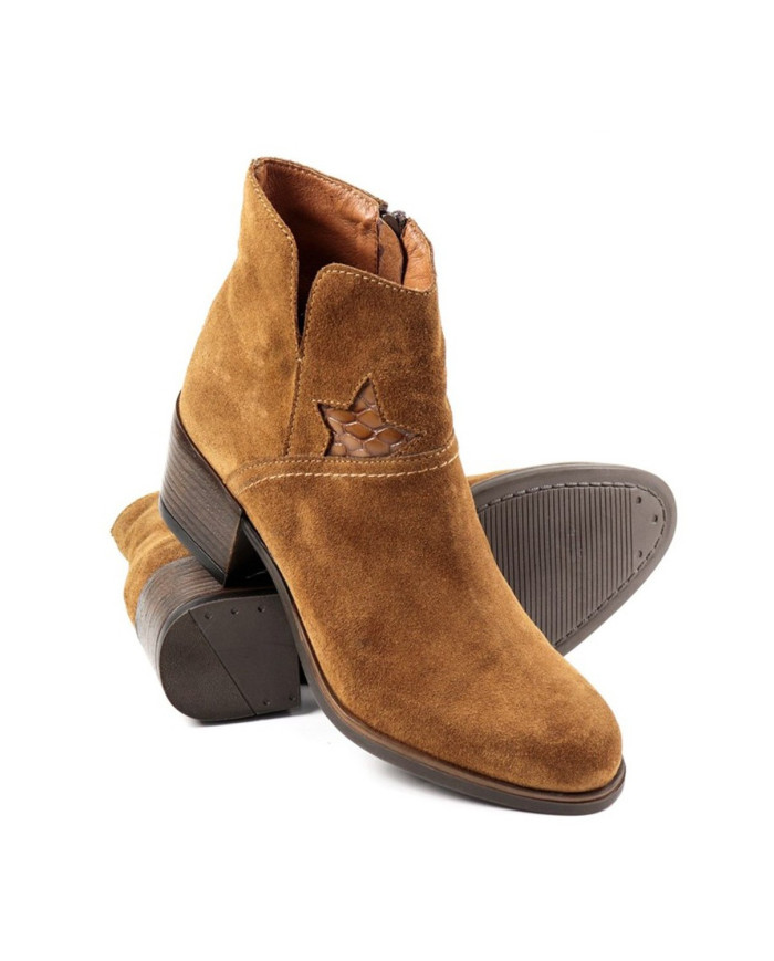Mistress Camel Boots with Star in Verniz Ginova