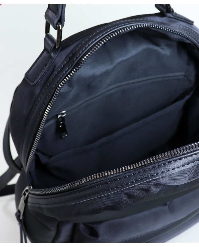 Mochila negra con la textura de almohada de Lady