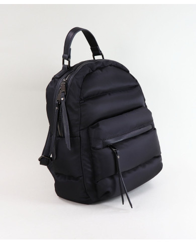 Mochila negra con la textura de almohada de Lady