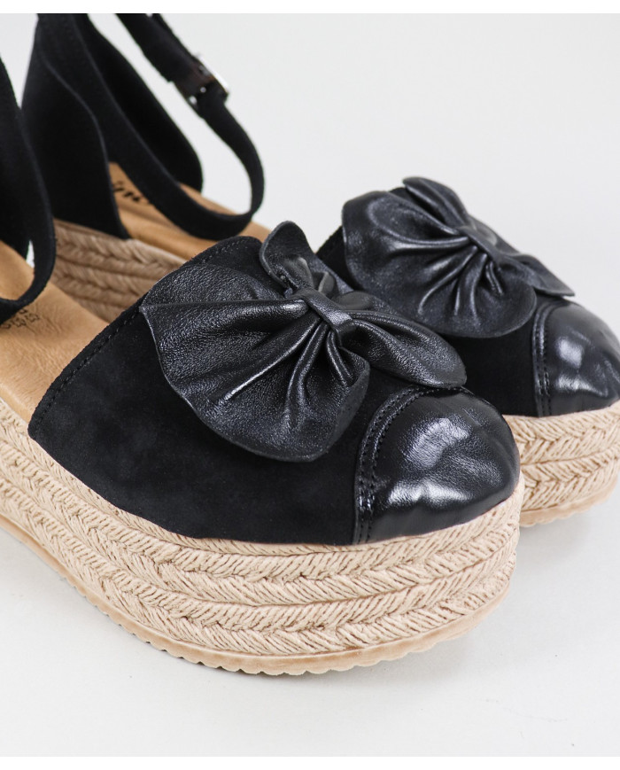 Sandals by Senhora Ginova with Laço