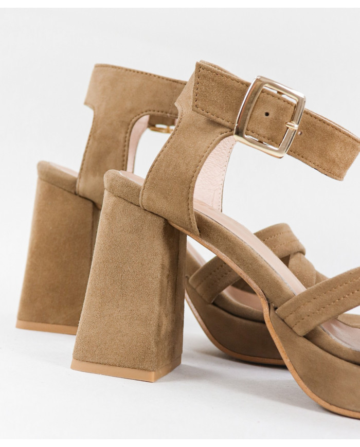 Sandals by Senhora Ginova with Tacão Largo