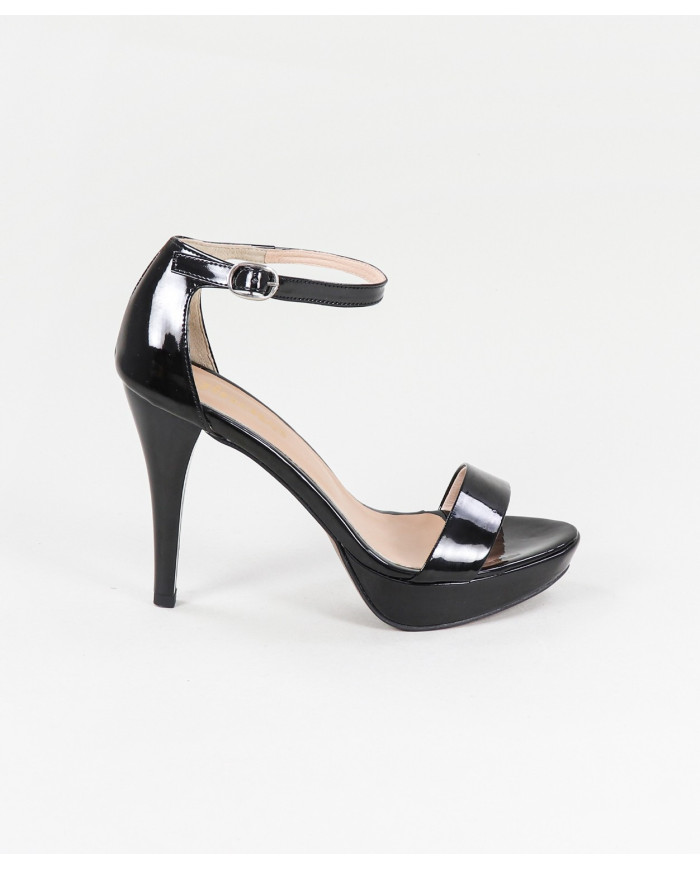 Elegant Sandals of Lady Ginova