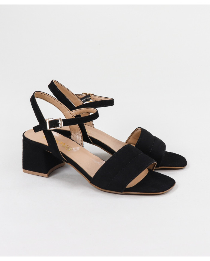 Sandals by Senhora Ginova with Tira Pillow