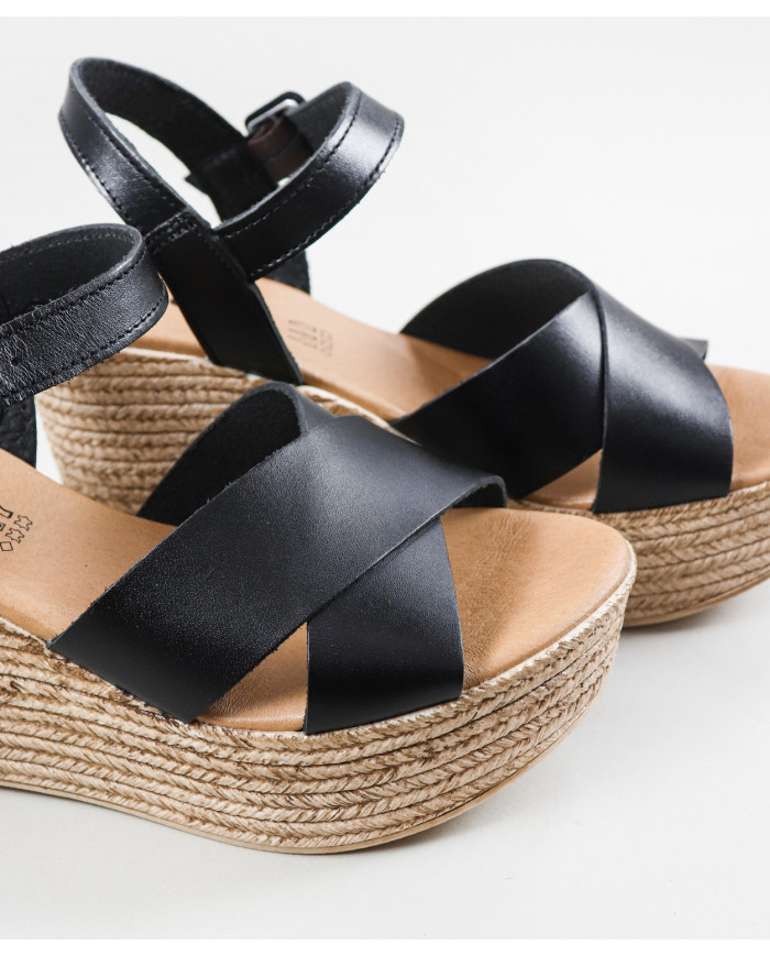 Ladies Sandals in Cunha with Cross Strips