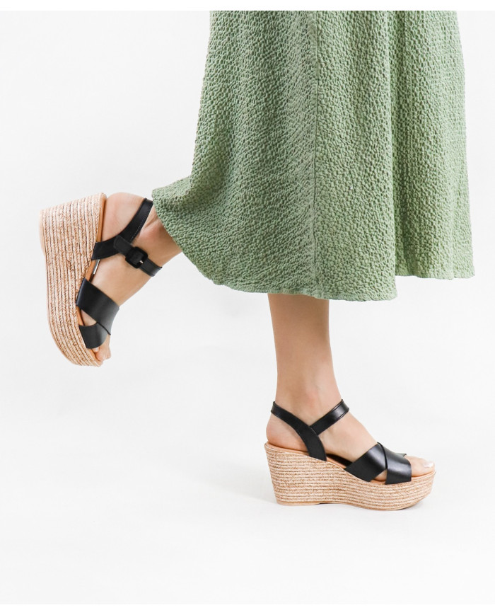 Ladies Sandals in Cunha with Cross Strips