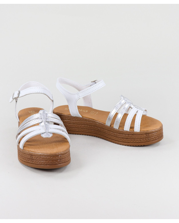 Sandals by Mrs. Ginova de Tiras Finas to the Front