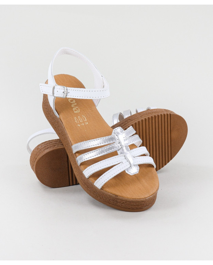 Sandals by Mrs. Ginova de Tiras Finas to the Front