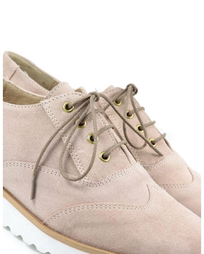 Los zapatos bajos de Lady Ginova con azulejos blancos