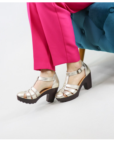 Sandals by Senhora Ginova in Camurça