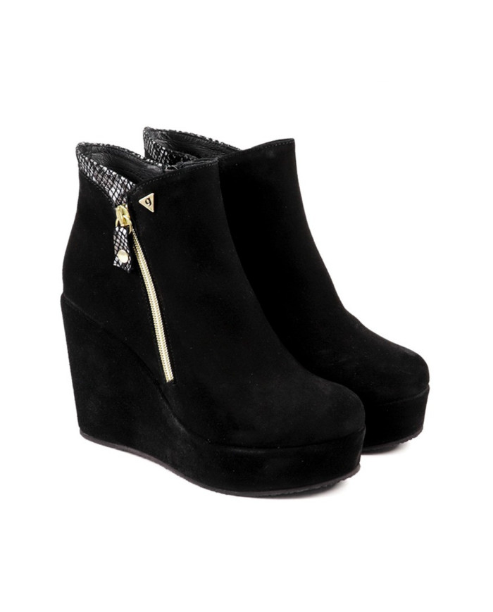 Ladies' Black Boots in Cunha with Ginova Clasps