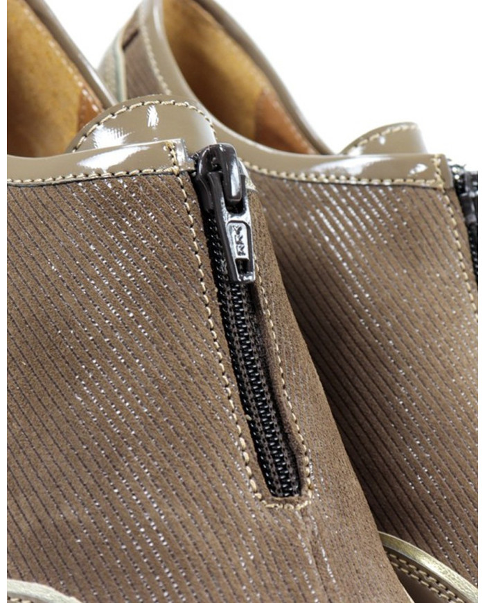 Lady Taupe sneakers with Fecho on the Ginova Front