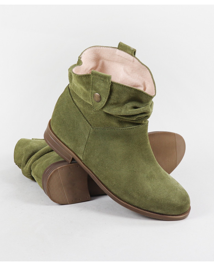 Miss Ginova's Boots with Daughter on the Laterals