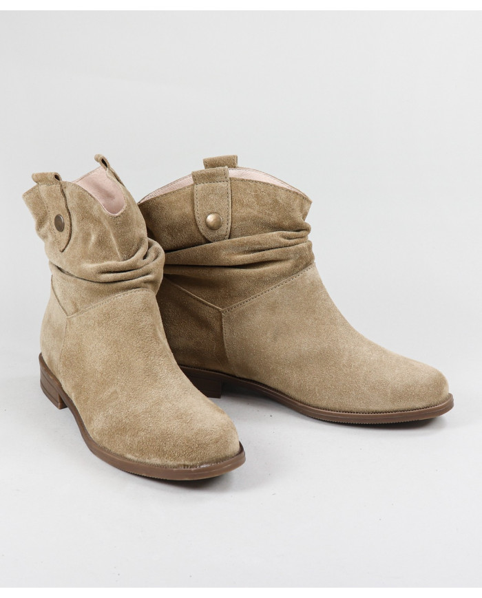 Miss Ginova's Boots with Daughter on the Laterals