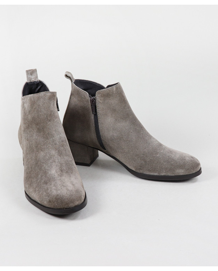 Ginova Women's Boots with Clasp