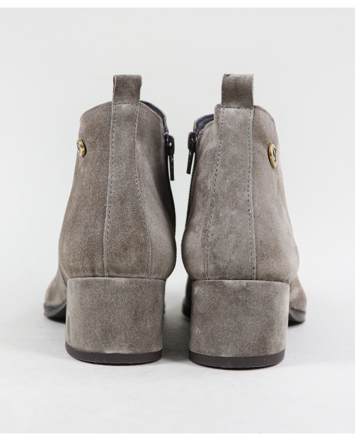 Ginova Women's Boots with Clasp