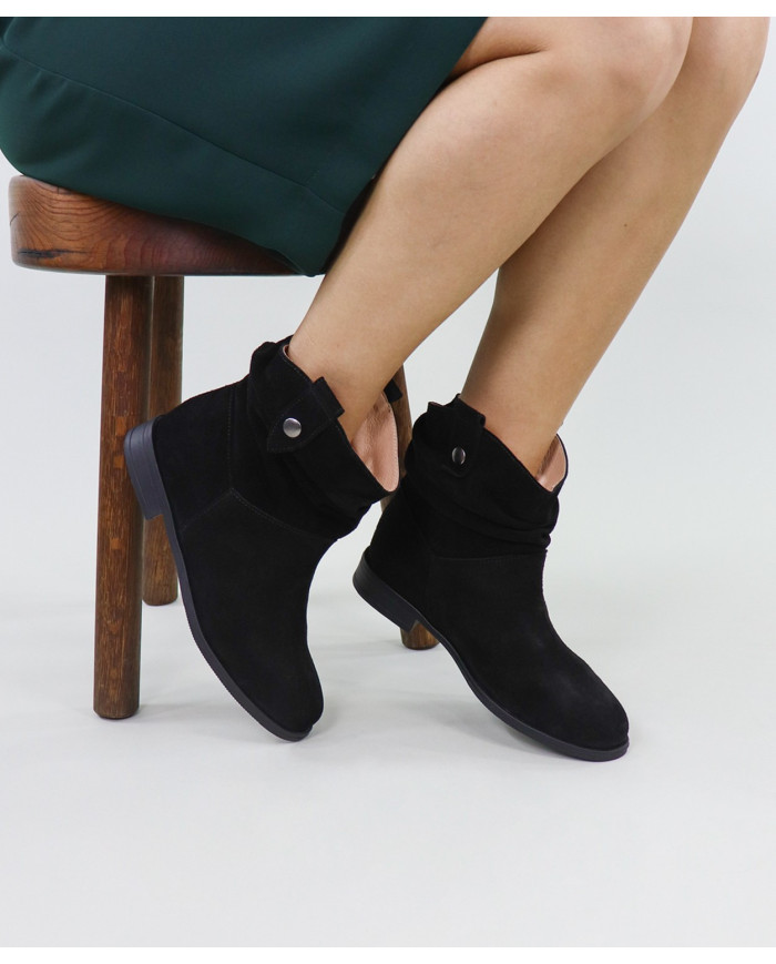 Miss Ginova's Boots with Daughter on the Laterals