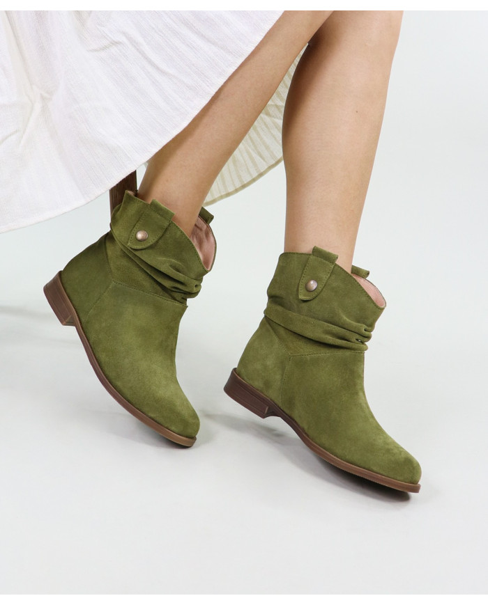 Miss Ginova's Boots with Daughter on the Laterals