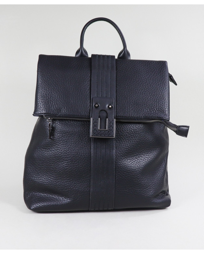 Mochila Preta de Senhora com Detalhe Metálico