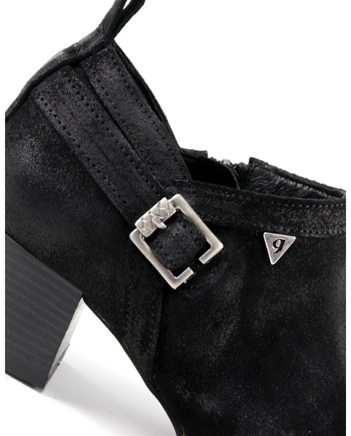 Black Boots of Madame Ginova de Fecho