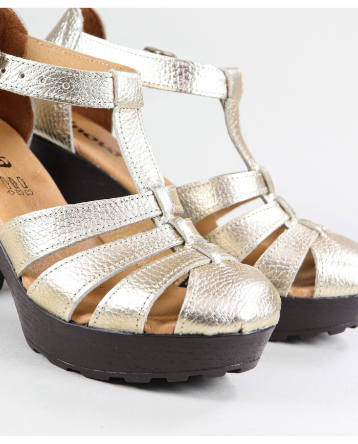 Women's Sandals with Strips at the Ginova Court