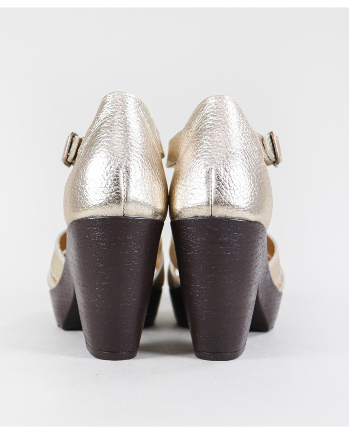 Women's Sandals with Strips at the Ginova Court