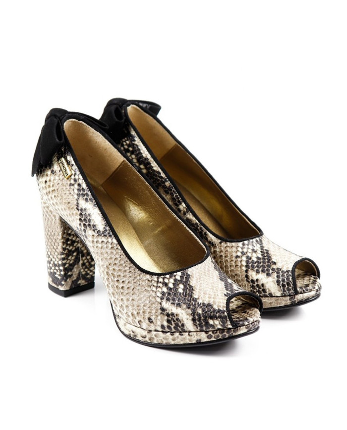 Lady's Shoes in Cobra Maple with Lace Behind Ginova