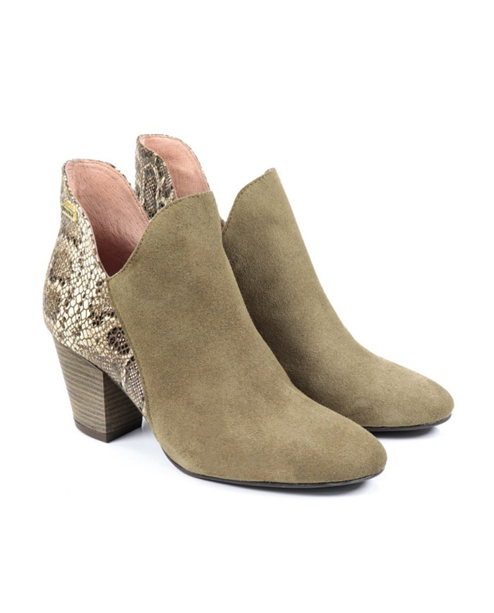 Lady Boots with Standard Cobra Behind Ginova