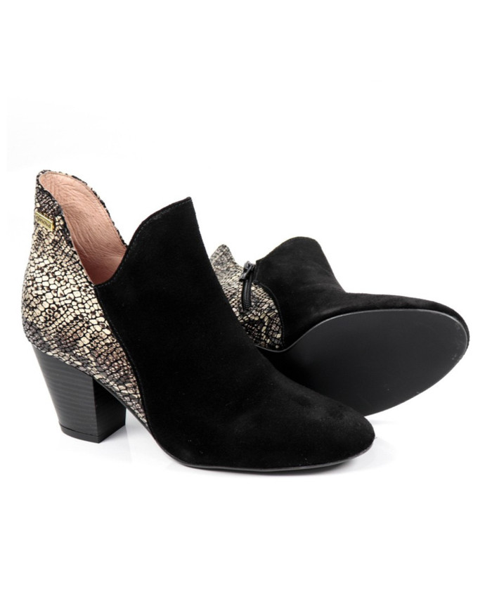 Lady Boots with Standard Cobra Behind Ginova