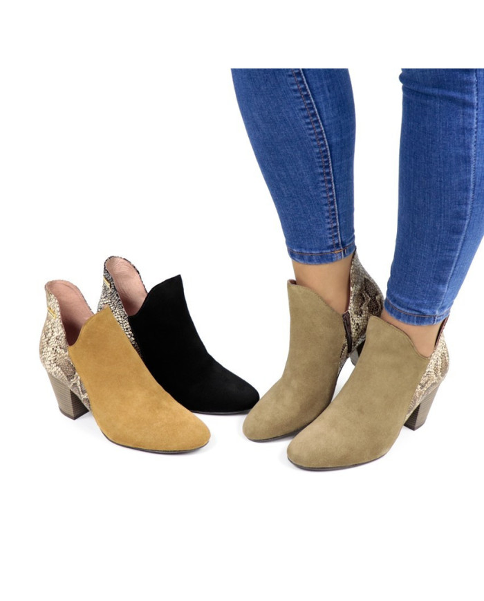 Lady Boots with Standard Cobra Behind Ginova