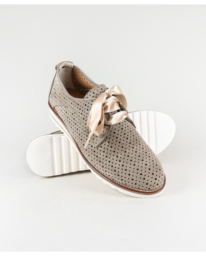 Zapatos perforados de mujeres