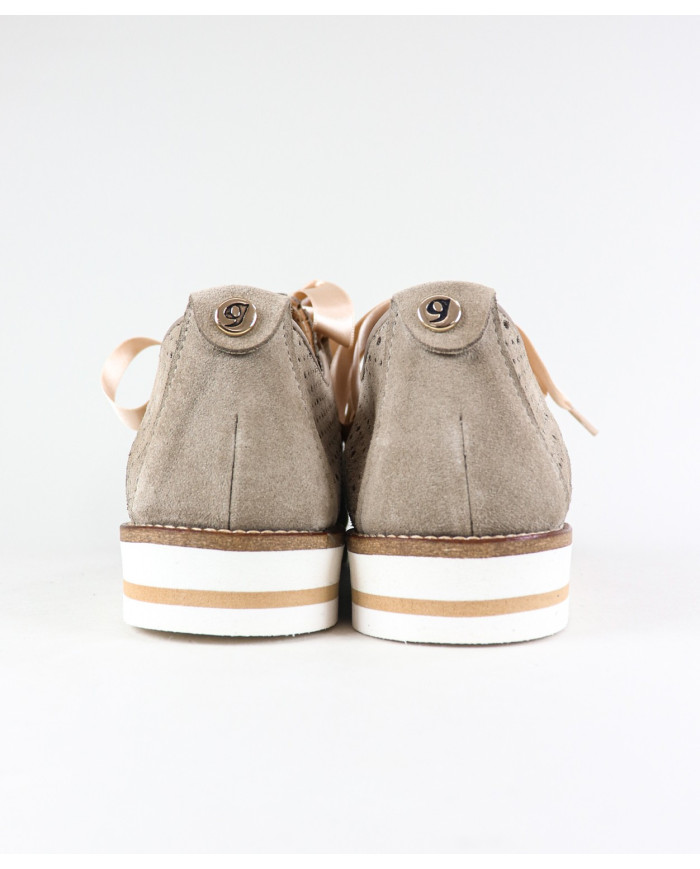 Zapatos perforados de mujeres